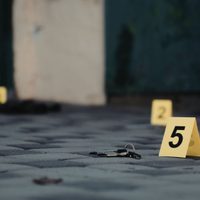 Hombre sin brazos ni piernas es acusado de homicidio con arma de fuego dentro de un vehículo