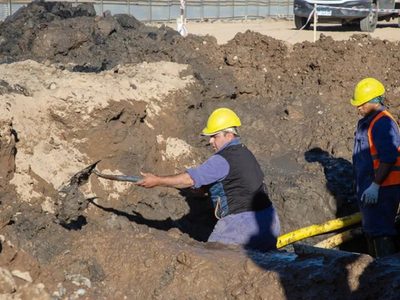Usuarios de ocho barrios de la ciudad de Neuquén sin agua potable por la rotura de una cañería