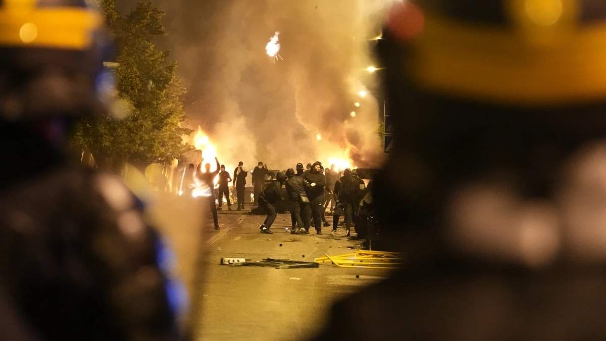 Policías se enfrentan con manifestantes en Nanterre, Francia, el 29 de junio de 2023