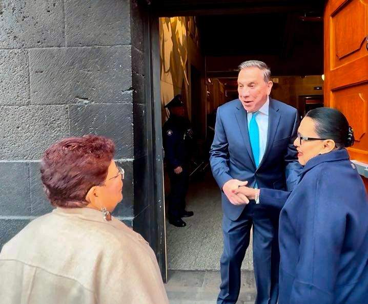 Javier Laynez recibe a Ernestina Godoy y a Rosa Icela Rodríguez en las puertas de la SCJN