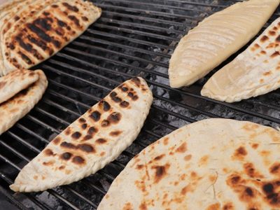 Tortilla parrillera rellena: poné el agua para el mate y prepará esta receta que es un verdadero manjar