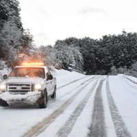 Vialidad recuperó dos camionetas que estaban varadas en la Ruta provincial 13, tramo Primeros Pinos