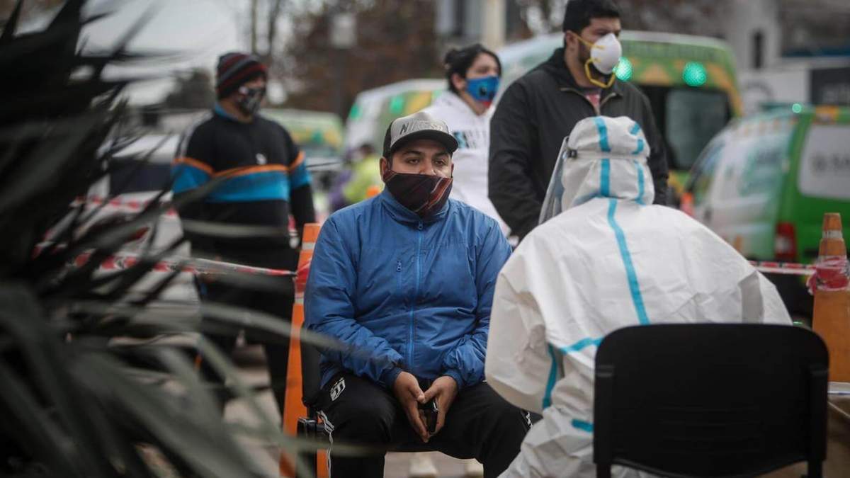 Trabajo sanitario en el barrio José Luis Cabezas, Ensenada. Fuente: (Twitter).