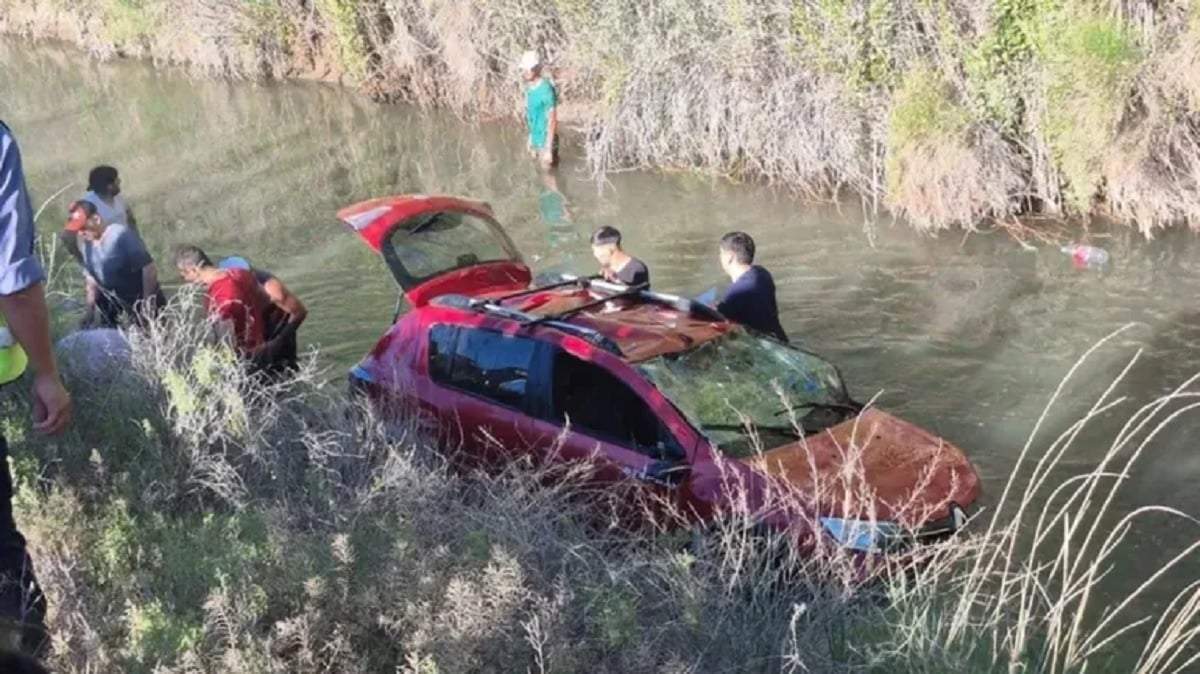 Policías, ciclistas y automovilistas rescataron a la mujer del interior del vehículo. Fuente (X)