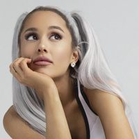 No pasa de moda: Ariana Grande volvió a colapsar las redes con un osado vestido y algo más