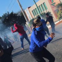 Policías reprimen a padres y normalistas en Chiapas; hay 4 hospitalizados