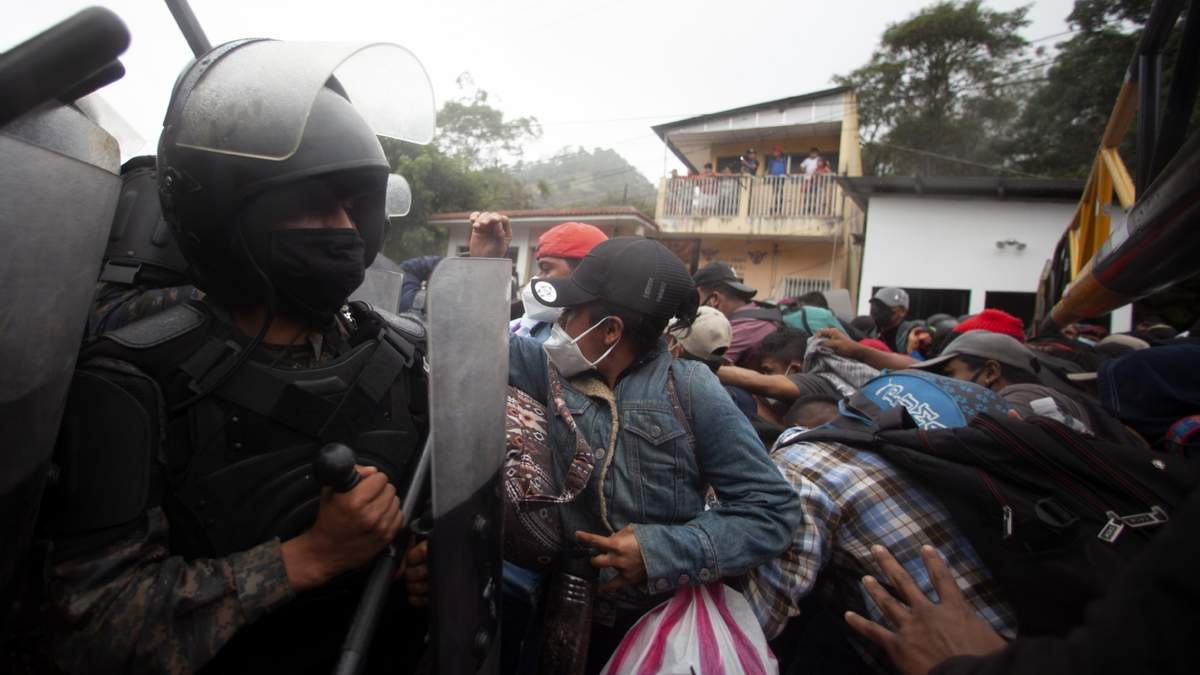 Migrantes empujan a policías en El Florido para ingresar a territorio guatemalteco