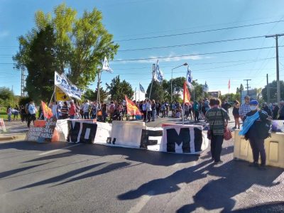 Organizaciones sociales cortaron el puente carretero en sentido a Cipolletti