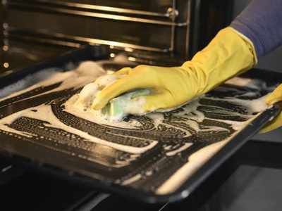 El truco casero para limpiar un horno eléctrico muy sucio y que quede como nuevo