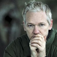 Assange presenta depresión severa y comportamientos suicidas