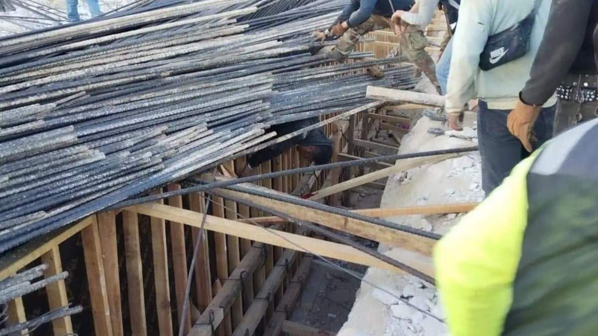 Trabajadores intentan rescatar a sus compañeros