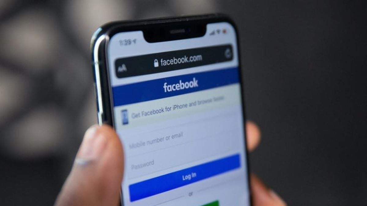 APP de Facebook en un celular