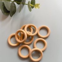 Nunca más tires las argollas de madera de tus viejas cortinas, transformalas en una bonita bandeja en minutos