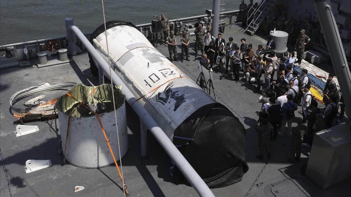 En esta imagen de archivo, objetos rescatados por el ejército de Corea del Sur que podrían formar parte de un vehículo de lanzamiento espacial norcoreano que se estrelló en el mar luego de un fallo en el lanzamiento, expuestos en el mando de la 2da flota de la Marina, en Pyeongtaek, Corea del Sur