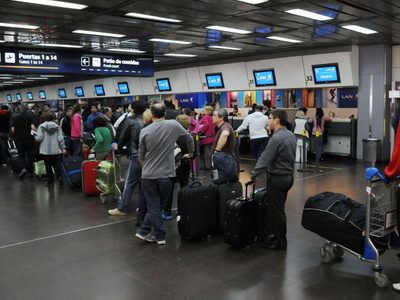 Empresas de turismo criticaron la medida del Banco Central que prohíbe la venta en cuotas de pasajes