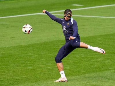 Mbappé se está adaptando a su máscara antes del partido de Francia ante Polonia