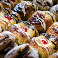 Con una sola preparación: la receta que rinde más de 30 facturas dignas de las mejores panaderías