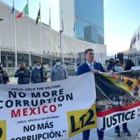 En NY, manifestantes exigen a AMLO justicia para las víctimas de la Línea 12