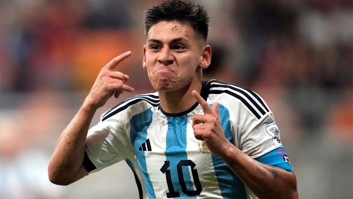 El Diablito Echeverry juega poco y nada en el Leverkusen que encima no lo prestó para el Mundial Sub 20.
