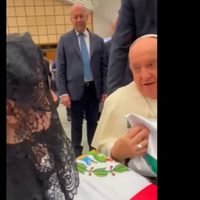 Sandra Cuevas saluda al Papa Francisco en El Vaticano (Video)