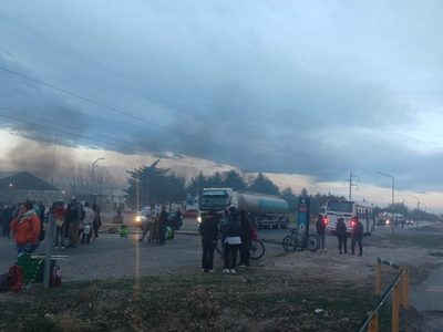 Cortaron la Ruta 7 en El Chañar para que arreglen la escuela: una mampara cayó en un aula