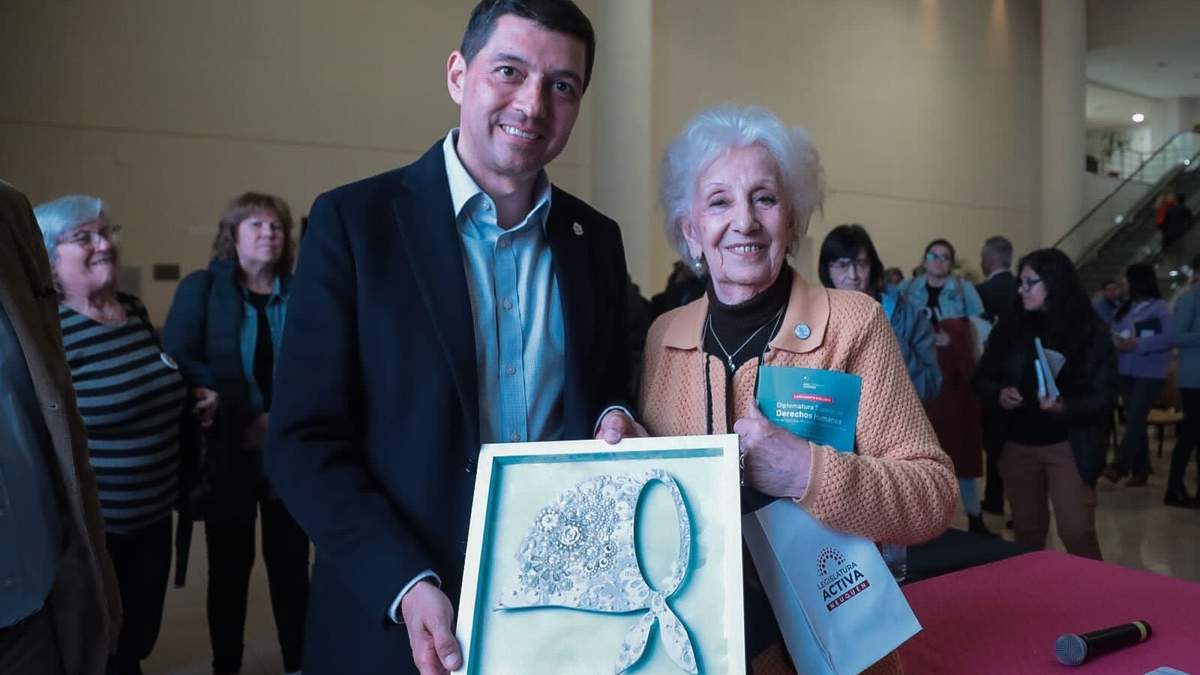 El vicegobernador Marcos Koopmann junto a la presidenta de Abuelas de Plaza de Mayo, Estela de Carlotto. Fuente: (Facebook)