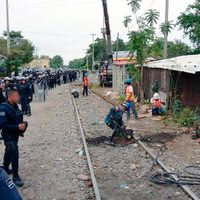 Liberan vías del tren tomadas por normalistas en Michoacán