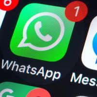 Apto para tramposos: el mejor truco para leer los mensajes de WhatsApp sin que te delate el tilde azul