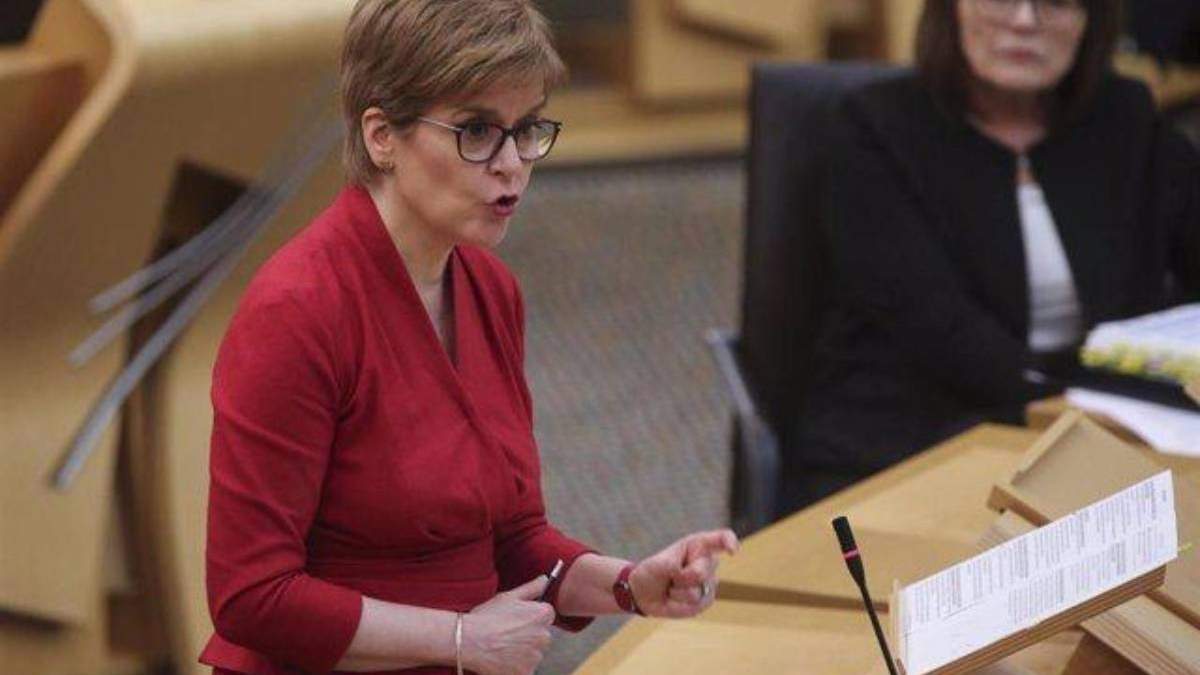 Nicola Sturgeon, en una comparecencia en el Parlamento escocés.  FRASER BREMNER/DAILY MAIL VIA PA / DPA