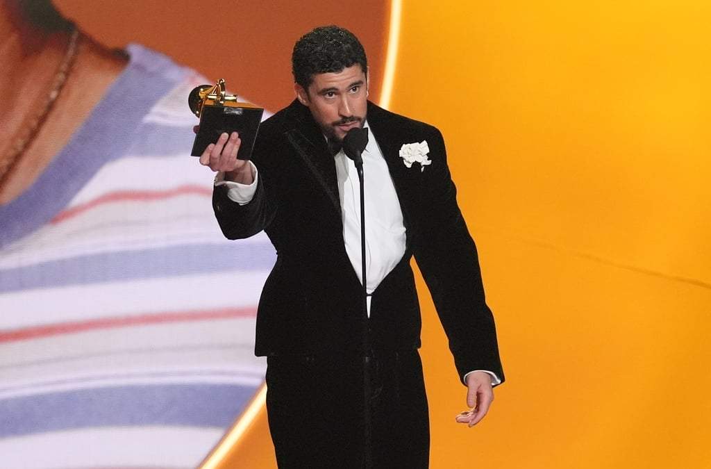 Bad Bunny acepta el premio al álbum del año por "Debí Tirar Más Fotos" durante la 68ª edición anual de los Premios Grammy el domingo 1 de febrero de 2026, en Los Ángeles