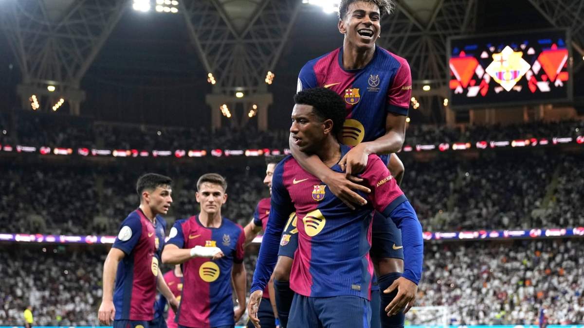 Alejandro Balde y Lamine Yamal del Barcelona celebran tras anotar en la final de la Super Copa de España ante el Real Madrid en Yedá, Arabia Saudí el domingo 12 de enero del 2025