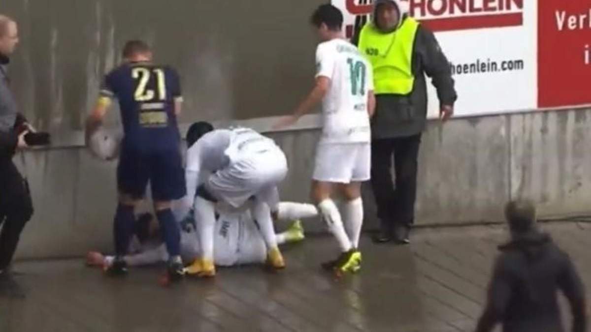 Futbolista alemán Denis Jäpel, del Hempy Leipzig, se desmaya luego de chocar contra la pared
