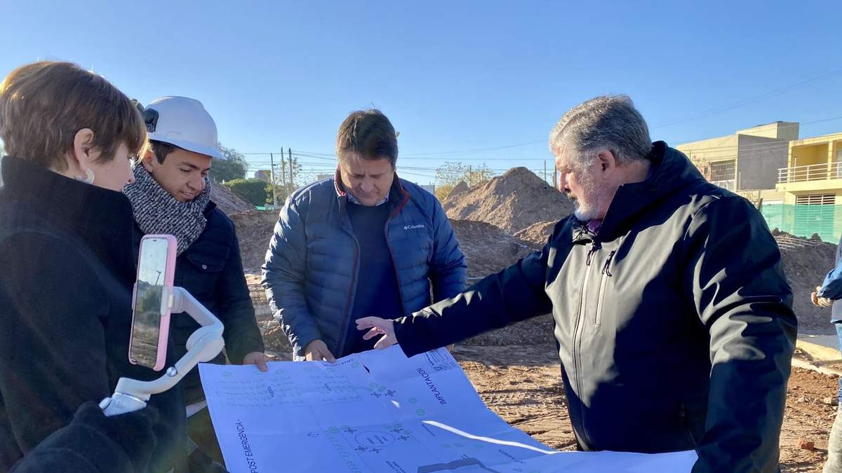 Mariano Gaido en la vista a los terrenos donde se construyen los lotes. Fuente: (Twitter)