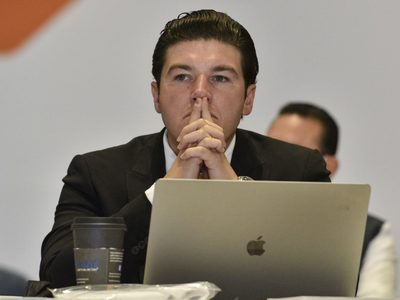 Dos años de gobierno: crisis y promesas incumplidas, pero coquetea con la candidatura presidencial