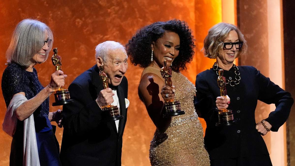 Carol Littleton, Mel Brooks, Angela Bassett y Michelle Satter posan con sus galardones honorarios
