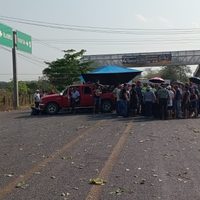 Carretera Villahermosa-Frontera es bloqueda por habitantes que no tienen luz eléctrica