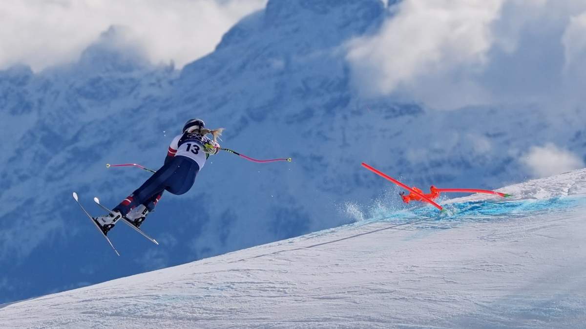 Lindsey Vonn sufre una caída en el descenso femenino del esquí alpino de los Juegos Olímpicos de Invierno, el domingo 8 de febrero de 2026, en Cortina d'Ampezzo, Italia