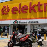 Dan revés a Elektra: tendrá que pagar 2 mmdp al SAT por operación en Mexicana