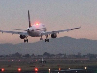 Pasajero apuñala a dos adolescentes con tenedor y simula dispararse; vuelo es desviado a Boston
