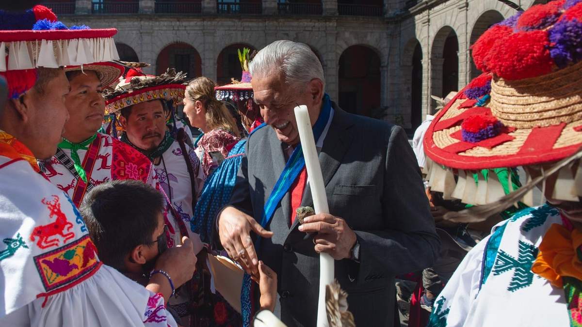 Reunión de AMLO con Wixárikas en Palacio Nacional