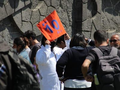 Padecen por el sol, las abejas y el hambre en el simulacro por el 19S en la UNAM (Video)