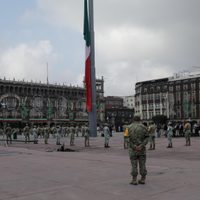 AMLO izó la bandera en memoria de las víctimas de los sismos de 1985 y 2017 (Video)