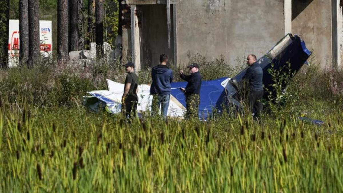 Soldados rusos inspeccionan parte del fuselaje de un avión privado estrellado cerca de la localidad de Kuzhenkino, en la región de Tver, Rusia
