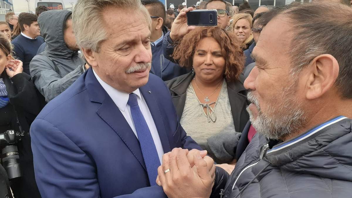 Alberto Fernández junto a Jorge Salas, presidente de la Cooperativa 127 Hectáreas. Fuente: (Twitter)