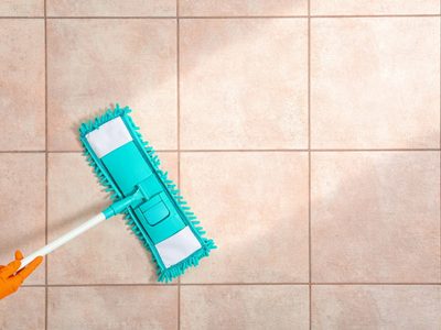Como recién estrenado: el truco casero para dejar las juntas de tus pisos blancas de nuevo