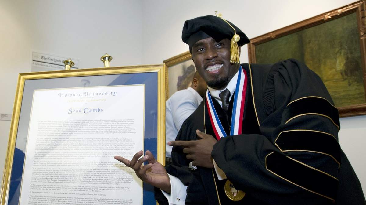 El artista y empresario Sean "Diddy" Combs posa junto a su título honorífico