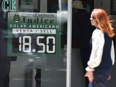 Peso pierde tras informe de Sheinbaum; situación obedece a incertidumbre en EU