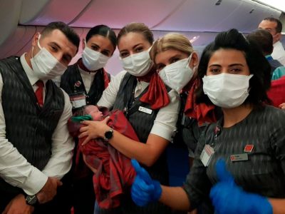 Parto inesperado en los aires: una refugiada afgana dio a luz a su bebé tras escapar de Kabul