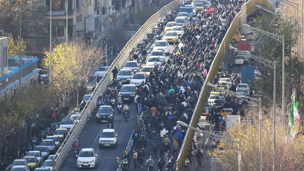Manifestantes marchan por un puente en Teherán el 29 de diciembre de 2025