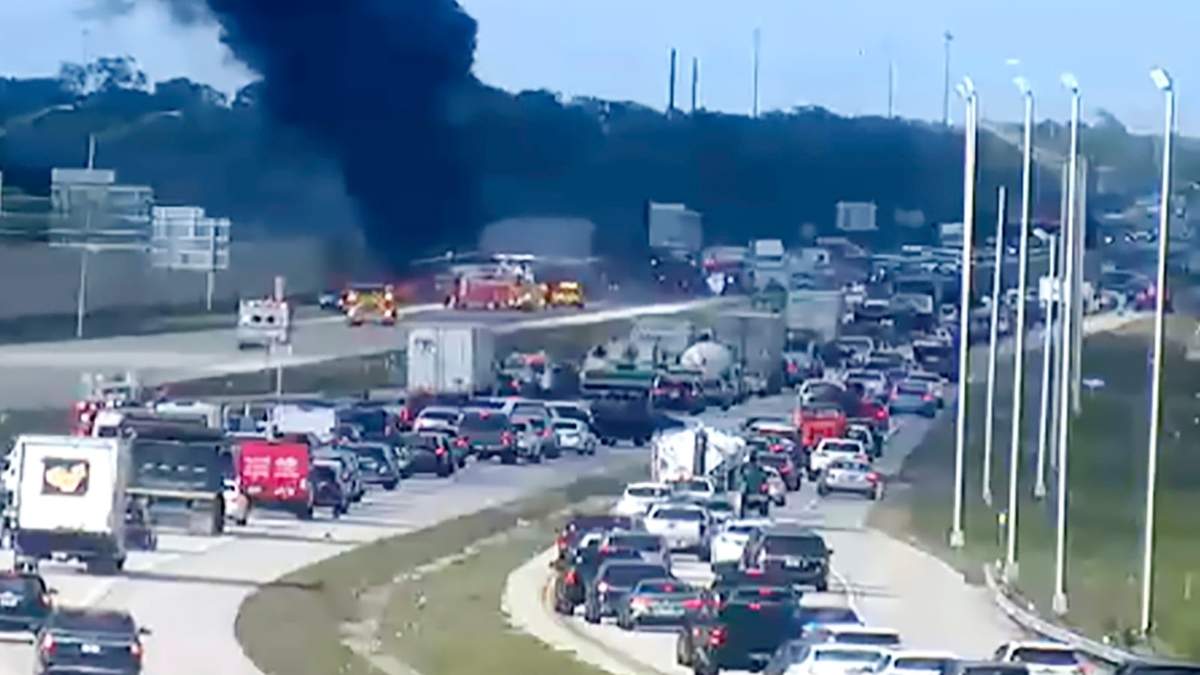 Una columna de humo se eleva sobre la carretera interestatal 75 después de que un jet privado intentó aterrizar de emergencia